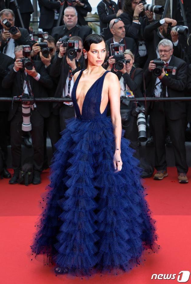 20일(현지시간) 제76회 칸 국제영화제가 열리고 있는 프랑스 남부 소도시 칸 ‘팔레 데 페스티발’(Palais des Festival) 뤼미에르 대극장에서 열린 ‘킬러스 오브 더 플라워 문’ 시사회에서 모델 이리나 샤크가 레드 카펫에서 포즈를 취하고 있다. 2023.5.21/DBC뉴스