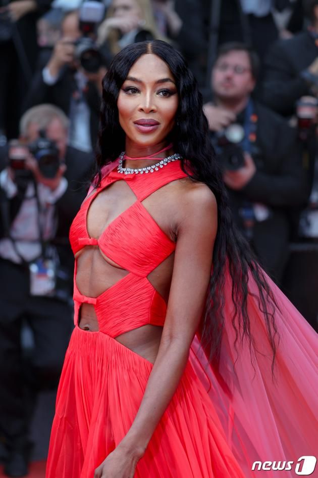 20일(현지시간) 제76회 칸 국제영화제가 열리고 있는 프랑스 남부 소도시 칸 ‘팔레 데 페스티발’(Palais des Festival) 뤼미에르 대극장에서 열린 ‘킬러스 오브 더 플라워 문’ 시사회에서 나오미 캠벨이 레드 카펫에 오르고 있다. 2023.5.21/DBC뉴스