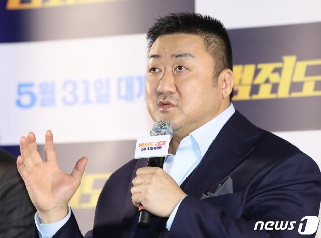 배우 마동석이 22일 오후 서울 강남구 메가박스 코엑스에서 진행된 영화 '범죄도시3' 언론배급시사회에서 인사말을 하고 있다. ‘범죄도시3’는 대체불가 괴물형사 마석도(마동석 분)가 서울 광수대로 이동 후, 신종 마약 범죄 사건의 배후인 주성철(이준혁 분)과 마약 사건에 연루된 또 다른 빌런 리키(아오키 무네타카 분)를 잡기 위해 펼치는 통쾌한 범죄 소탕 작전을 그린 작품이다. 2023.5.22/뉴스1 ⓒ News1 권현진 기자