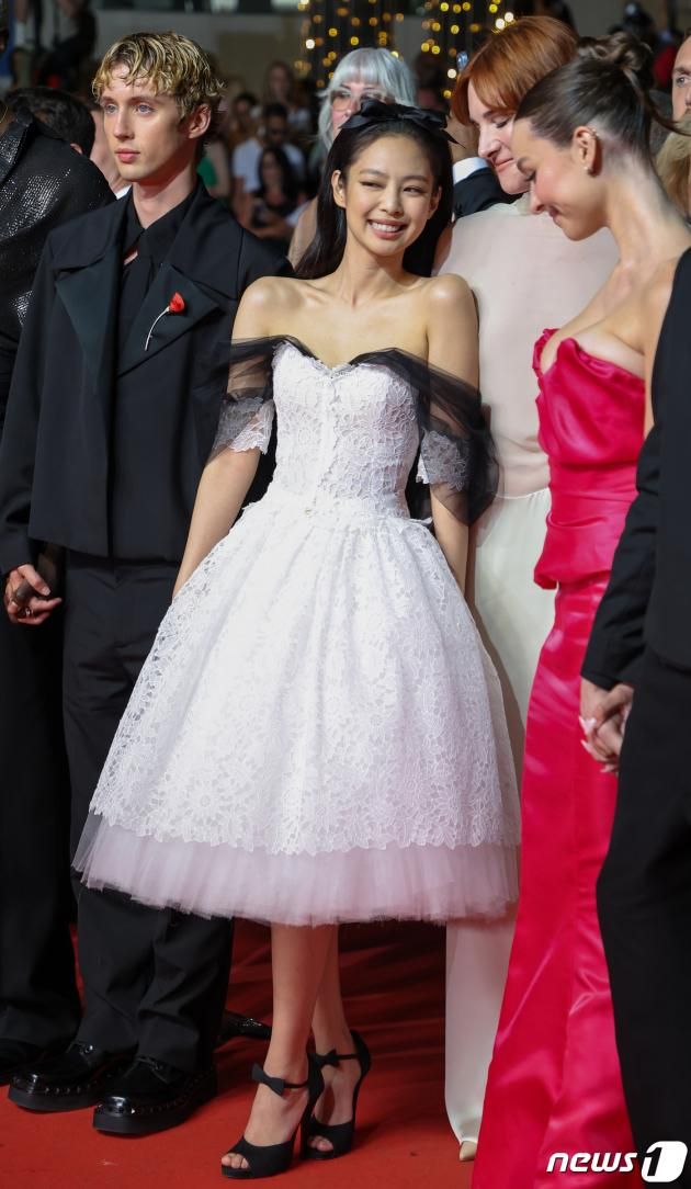 22일 오전(현지시간) 프랑스 남부 소도시 칸 ‘팔레 데 페스티발’(Palais des Festival) 뤼미에르 대극장에서 열린 HBO ‘디 아이돌’(The Idol) 월드 프리미어 시사회에서 블랙핑크 제니가 레드 카펫에 오르고 있다. 2023.5.23 / DBC뉴스