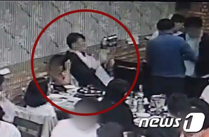 박성호 더불어민주당 부천시의원이 합동 의정연수 만찬장에서 등으로 여성 직원을 밀고 있다. / DBC뉴스