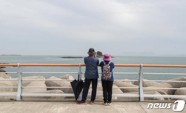 한국형 우주발사체 누리호(KSLV-Ⅱ) 발사가 기술적 결함으로 연기된 24일 오후 전남 여수시 낭도 방파재에서 시민들이 고흥 누리우주센터 방향을 바라보고 있다. 2023.5.24/뉴스1 ⓒ News1 이재명 기자