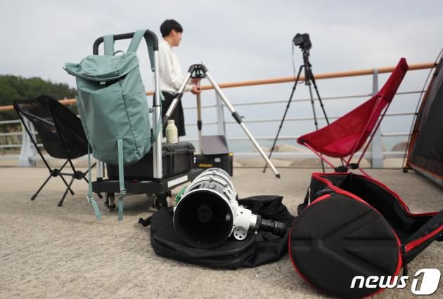 한국형 우주발사체 누리호(KSLV-Ⅱ) 발사가 기술적 결함으로 연기된 24일 오후 전남 여수시 낭도 방파재에서 한 시민이 망원경을 정리하고 있다. 2023.5.24/뉴스1 ⓒ News1 이재명 기자