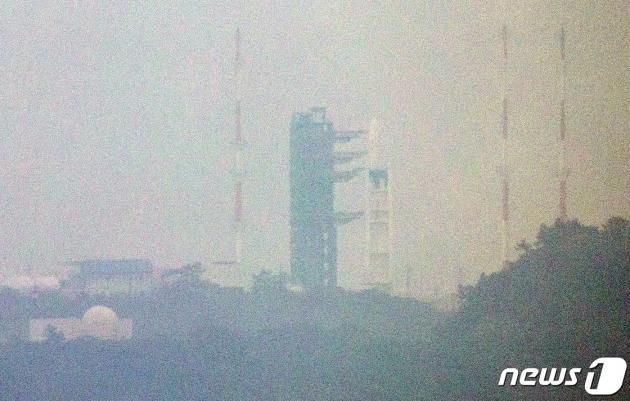 한국형 우주발사체 누리호(KSLV-Ⅱ) 발사가 기술적 결함으로 연기된 24일 전남 고흥군 나로우주센터에 기립돼 있다. 2023.5.24/뉴스1 ⓒ News1 이재명 기자