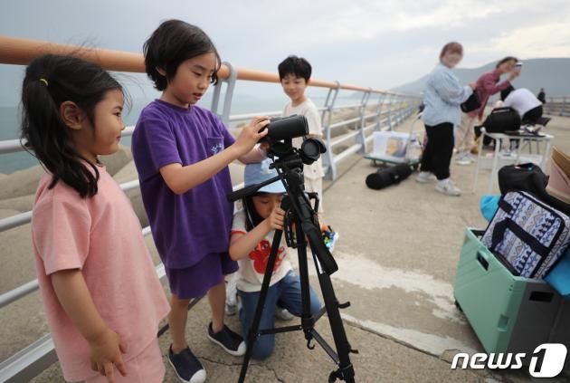 한국형 우주발사체 누리호(KSLV-Ⅱ) 발사가 기술적 결함으로 연기된 24일 오후 전남 여수시 낭도 방파재에서 어린이들이 망원경을 정리하고 있다. 2023.5.24/뉴스1 ⓒ News1 이재명 기자
