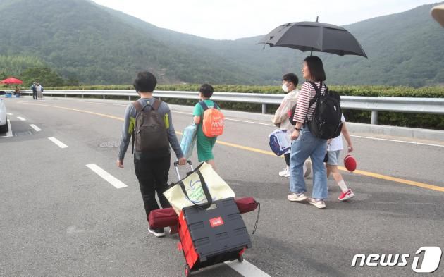 한국형발사체 누리호가 발사를 몇 시간 앞두고 기술적 문제가 발생한 24일 고흥 우주발사전망대에서 한 가족이 발길을 돌리고 있다.2023.5.24/뉴스1 ⓒ News1 김태성 기자
