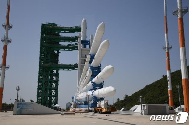 3차 발사를 앞둔 한국형 발사체 누리호가 23일 전남 고흥 발사대에서 기립하고 있다. (한국항공우주연구원 제공) 2023.5.23/뉴스1