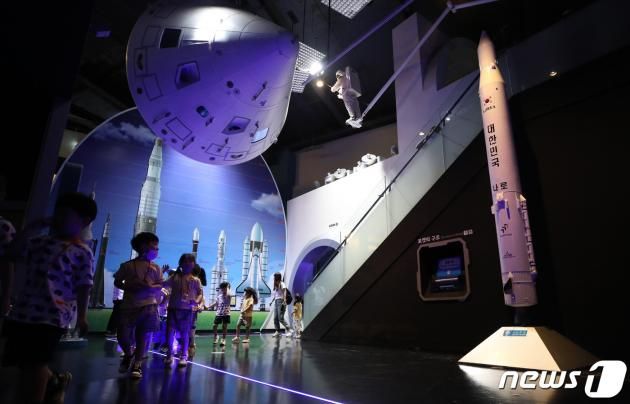 한국형 발사체 누리호(KSLV-II) 3차 발사일인 24일 오후 경기 국립과천과학관을 찾은 어린이들이 전시된 나로호(KSLV-I) 축소모형을 살펴보고 있다. 2023.5.24/뉴스1 ⓒ News1 구윤성 기자