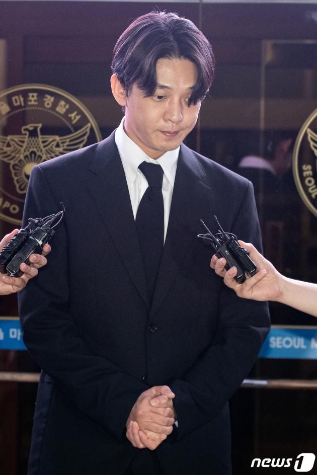 마약 상습 투약 혐의를 받는 배우 유아인(37·본명 엄홍식)이 24일 밤 구속 영장이 기각돼 서울 마포경찰서를 나서며 취재진 질문에 답하고 있다. 서울중앙지법 이민수 영장전담 부장판사는 이날 마약류관리법 위반 등의 혐의로 구속영장이 청구된 유씨와 공범 최모씨에 대해 증거인멸과 도주우려가 없다면서 구속영장을 기각했다. 2023.5.24/DBC뉴스