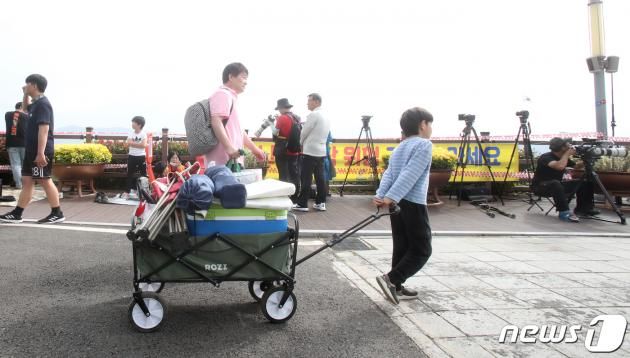 한국형발사체 누리호가 발사를 몇 시간 앞두고 기술적 문제가 발생한 24일 고흥 우주발사전망대에서 한 가족이 발길을 돌리고 있다. 2023.5.24/뉴스1 ⓒ News1 김태성 기자