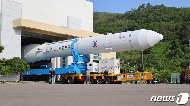한국형 발사체 누리호가 3차 발사를 하루 앞둔 23일 발사대로 이송되기 위해 전남 고흥 발사체 조립동을 나오고 있다. (한국항공우주연구원 제공) 2023.5.23/뉴스1