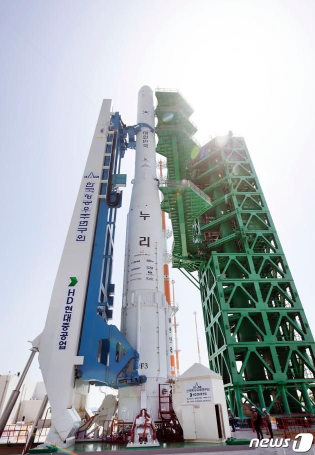 3차 발사를 앞둔 한국형 발사체 누리호가 23일 전남 고흥 발사대에서 기립 후 고정되고 있다. (한국항공우주연구원 제공) 2023.5.23/뉴스1