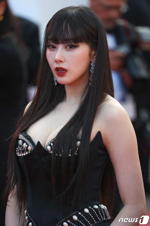 24일(현지시간) 프랑스 남부 칸 ‘팔레 데 페스티발’(Falais des Festival) 뤼미에르 대극장에서 열린 ‘더 포토푀’(The pot au peu) 시사회에서 그룹 에스파(aespa)가 레드 카펫에 오르고 있다. 2023.5.25/DBC뉴스