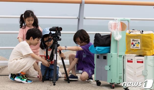 한국형 우주발사체 누리호(KSLV-Ⅱ) 발사가 기술적 결함으로 연기된 24일 오후 전남 여수시 낭도 방파재에서 어린이들이 망원경을 정리하고 있다. 2023.5.24/뉴스1 ⓒ News1 이재명 기자