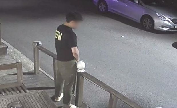 한 음식점 테라스에서 노상방뇨를 한 남성이 누리꾼들의 뭇매를 맞고 있다. ('보배드림' 갈무리) / DBC뉴스
