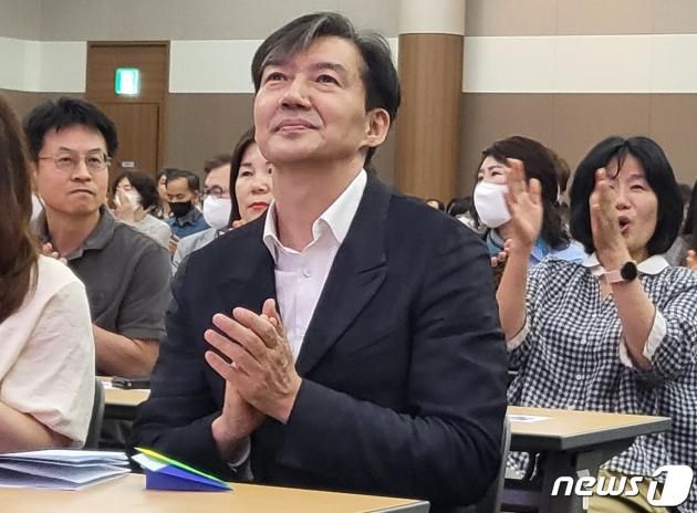 조국 전 법무부 장관이 26일 대구 북구 산격동 엑스코에서 열린 자신의 저서 ''가불 선진국', '법고전 산책'과 관련된 북콘서트 '가불 선진국에서의 법고전 산책' 행사에 참석했다. / 뉴스1 제공