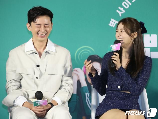 배우 한승연이 31일 서울 광진구 롯데시네마 건대입구점에서 열린 영화 '빈틈없는 사이' 제작보고회에서 이지훈과의 호흡에 대해 이야기를 하고 있다. '빈틈없는 사이'는 방음이 1도 안 되는 벽을 사이에 두고 서로의 일상을 공유하게 된, 뮤지션 지망생 승진과 피규어 디자이너 라니의 동거인 듯 동거 아닌 이야기를 그린 철벽 로맨스다. 2023.5.31/뉴스1 ⓒ News1 권현진 기자