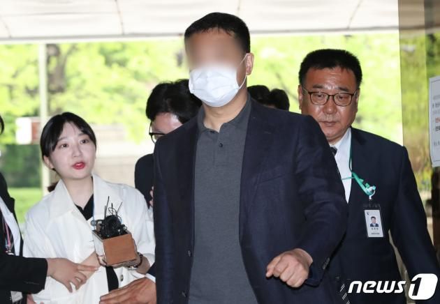 천화동인 6호 실소유자로 지목된 조우형씨가 4일 서울 서초구 서울중앙지방법원에서 열린 구속 전 피의자 심문(영장실질심사)에 출석하고 있다. 서울중앙지법 이민수 영장전담 부장판사는 이날 오전 이해충돌방지법·범죄수익은닉규제법·특경법(배임) 위반 등의 혐의를 받는 조씨에 대해 영장실질심사를 진행한다. 2023.5.4/DBC뉴스