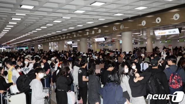 5일 오후 이틀째 무더기 결항 사태를 빚은 제주국제공항이 승객들로 붐비고 있다.2023.5.5/DBC뉴스