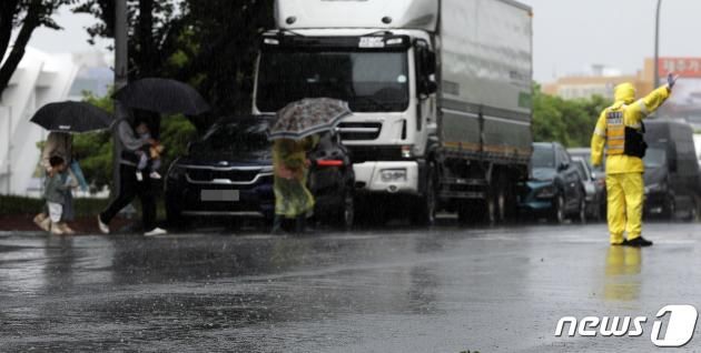 제주도 전역에 강풍과 호우특보가 내려진 5일 오전 제주시 도심에 많은 비가 내리고 있다.2023.5.5/DBC뉴스