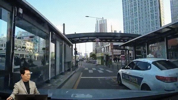 도로에 갑자기 뛰어든 여성이 운전자에게 위자료 300만원을 요구한 것으로 전해졌다. (유튜브 '한문철TV' 갈무리) / DBC뉴스