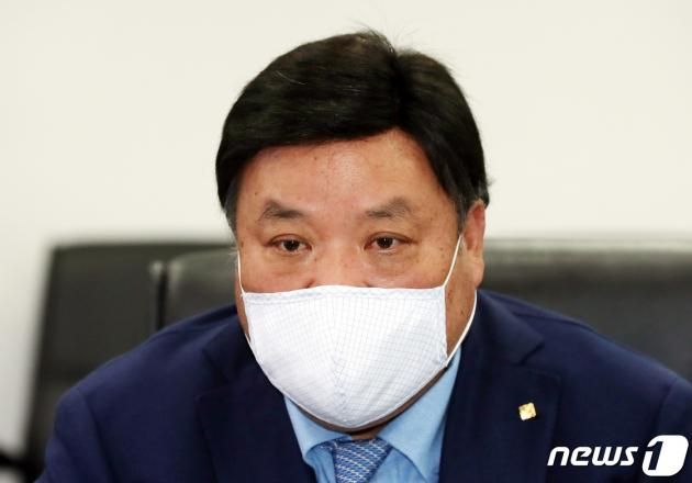 서정진 셀트리온그룹 회장이 8일 오후 인천시 연수구 셀트리온 제2공장에서 열린 '신종 코로나바이러스 감염증(코로나19) 항체치료제 생산 현장 점검'에서 참석자들에게 인사말을 하고 있다. 2021.2.8/DBC뉴스