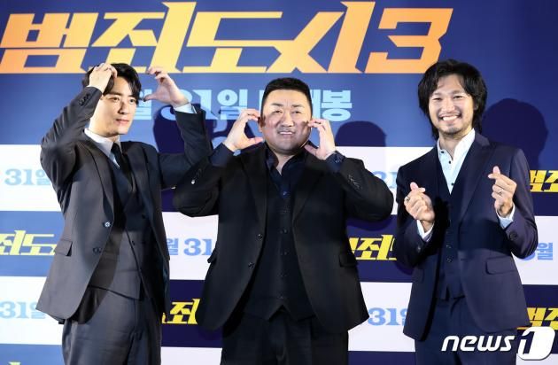 배우 이준혁(왼쪽부터), 마동석, 아오키 무네타카가 9일 오전 서울 강남구 삼성동 메가박스 코엑스에서 열린 영화 ‘범죄도시3’ 제작보고회에 참석해 포즈를 취하고 있다. '범죄도시3'는 대체불가 괴물형사 마석도(마동석)가 서울 광수대로 이동 후, 신종 마약 범죄 사건의 배후인 주성철(이준혁)과 마약 사건에 연루된 또 다른 빌런 리키(아오키 무네타카)를 잡기 위해 펼치는 통쾌한 범죄 소탕 작전을 그린 영화로 오는 31일 개봉한다. 2023.5.9/뉴스1 ⓒ News1 김진환 기자