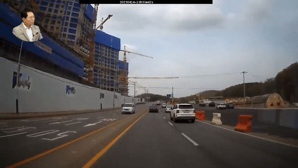 도로를 주행 중인 차량을 덮친 철제 고리. (유튜브 '한문철 TV') / DBC뉴스