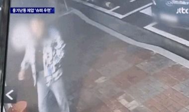 술 취한 남성이 흉기를 휘두르자 슈퍼 여사장이 온몸으로 막아서고 있다. (JTBC) / DBC뉴스