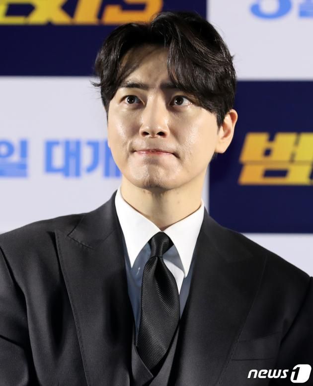 배우 이준혁이 9일 오전 서울 강남구 삼성동 메가박스 코엑스에서 열린 영화 ‘범죄도시3’ 제작보고회에 참석해 취재 기자의 질문을 듣고 있다. '범죄도시3'는 대체불가 괴물형사 마석도(마동석)가 서울 광수대로 이동 후, 신종 마약 범죄 사건의 배후인 주성철(이준혁)과 마약 사건에 연루된 또 다른 빌런 리키(아오키 무네타카)를 잡기 위해 펼치는 통쾌한 범죄 소탕 작전을 그린 영화로 오는 31일 개봉한다. 2023.5.9/뉴스1 ⓒ News1 김진환 기자