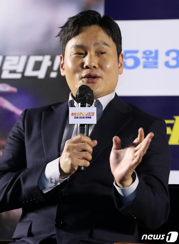 이상용 감독이 9일 오전 서울 강남구 삼성동 메가박스 코엑스에서 열린 영화 ‘범죄도시3’ 제작보고회에 참석해 진행자의 질문에 답변하고 있다. '범죄도시3'는 대체불가 괴물형사 마석도(마동석)가 서울 광수대로 이동 후, 신종 마약 범죄 사건의 배후인 주성철(이준혁)과 마약 사건에 연루된 또 다른 빌런 리키(아오키 무네타카)를 잡기 위해 펼치는 통쾌한 범죄 소탕 작전을 그린 영화로 오는 31일 개봉한다. 2023.5.9/뉴스1 ⓒ News1 김진환 기자