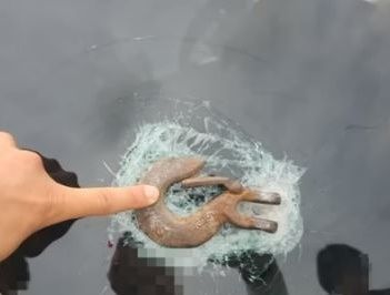 동문건설 신축 아파트 공사 현장 옆 도로를 지나던 차량에 떨어진 철제 고리. (유튜브 '한문철 TV') / DBC뉴스