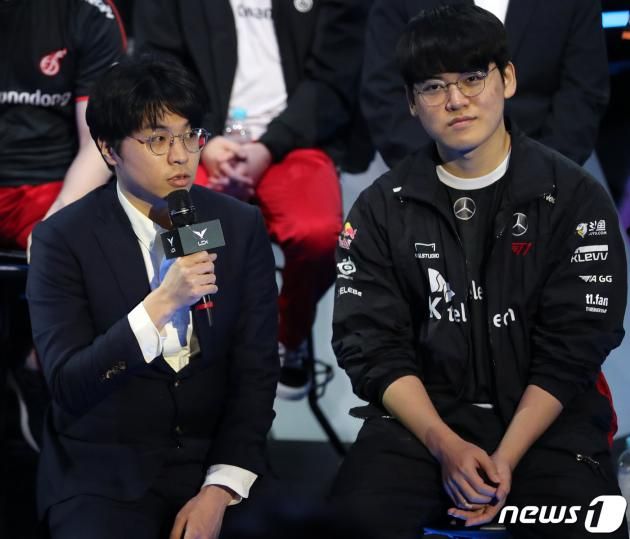 T1 배성웅 감독과 '구마유시' 이민형(오른쪽)이 1일 서울 종로구 롤파크에서 열린 2023 리그 오브 레전드 챔피언스 코리아(LCK) 서머 미디어데이에 참석해 취재진의 질문을 듣고 있다. 2022.6.1/DBC뉴스