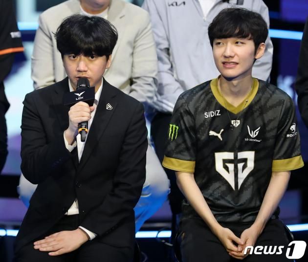 젠지의 고동빈 감독과 '피넛' 한왕호(오른쪽)가 1일 서울 종로구 롤파크에서 열린 2023 리그 오브 레전드 챔피언스 코리아(LCK) 서머 미디어데이에 참석해 취재진의 질문에 답변하고 있다. 2022.6.1/DBC뉴스
