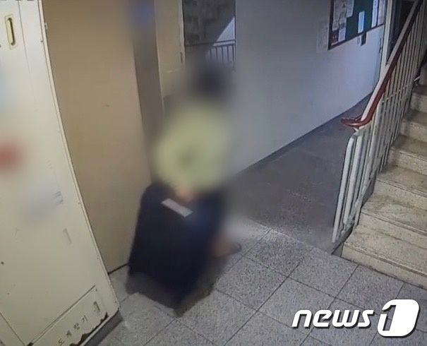 지난달 26일 오후 A씨가 부산에 있는 자신의 집에서 캐리어를 끌고 나오는 모습.(부산경찰청 제공)