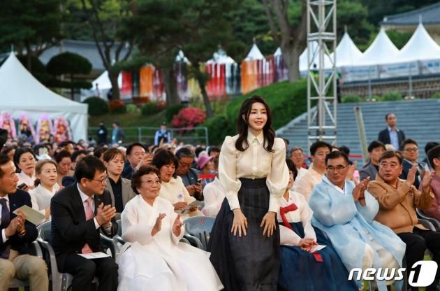 김건희 여사가 9일 충남 서천군 한산모시관 이음무대에서 열린 제33회 한산모시문화제 개막식에서 참석자들에게 인사하고 있다. (대통령실 제공) 2023.6.9/DBC뉴스