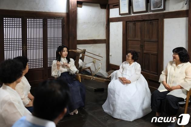 김건희 여사가 9일 충남 서천군 한산모시관 이음무대에서 열린 제33회 한산모시문화제 개막식에 앞서 방연옥 한산모시짜기 기능보유자와 간담회를 하고 있다. (대통령실 제공) 2023.6.9/DBC뉴스