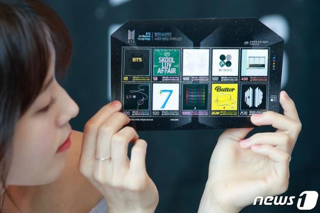 12일 중구 서울중앙우체국에서 모델이 데뷔 10주년을 맞이한 글로벌 케이팝(K-POP) 아이콘 방탄소년단(BTS) 기념우표를 소개하고 있다. 과학기술정보통신부 우정사업본부는 방탄소년단 기념우표 10종 150만 장과 기념우표 패킷 25만 부를 오는 13일부터 전국 총괄우체국에서 현장 판매한다. 2023.6.12/뉴스1 ⓒ News1 안은나 기자