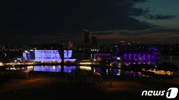 12일 오후 서울 한강 세빛섬이 방탄소년단(BTS) 데뷔 10주년을 맞이해 ARMY 상징색인 보랏빛 조명을 밝히고 있다. 2023.6.12/뉴스1 ⓒ News1 박세연 기자