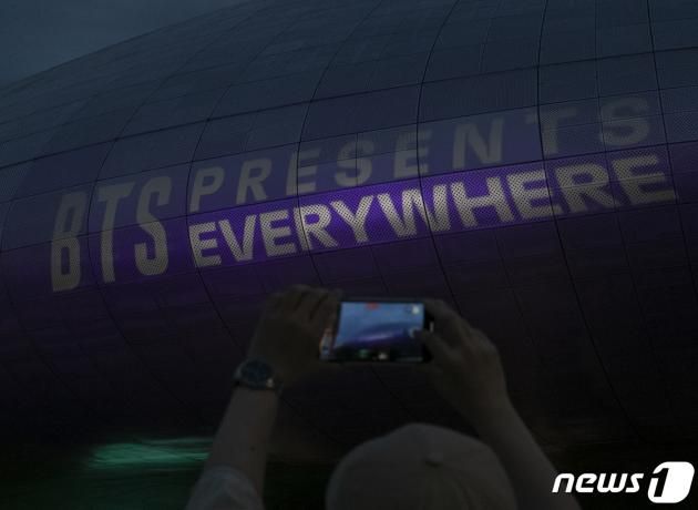 12일 오후 서울 중구 동대문디자인플라자(DDP)가 방탄소년단(BTS) 데뷔 10주년을 맞이해 팬클럽 아미(ARMY)의 상징색인 보랏빛 조명을 밝히고 있다. 2023.6.12/뉴스1 ⓒ News1 신웅수 기자