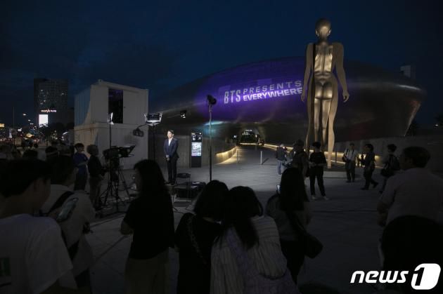 12일 오후 서울 중구 동대문디자인플라자(DDP)가 방탄소년단(BTS) 데뷔 10주년을 맞이해 팬클럽 아미(ARMY)의 상징색인 보랏빛 조명을 밝히고 있다. 2023.6.12/뉴스1 ⓒ News1 신웅수 기자