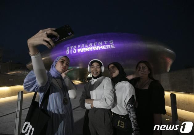 12일 오후 서울 중구 동대문디자인플라자(DDP)가 방탄소년단(BTS) 데뷔 10주년을 맞이해 팬클럽 아미(ARMY)의 상징색인 보랏빛 조명을 밝히고 있다. 2023.6.12/뉴스1 ⓒ News1 신웅수 기자