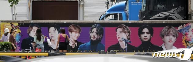 그룹 방탄소년단(BTS) 데뷔 10주년을 하루 앞둔 12일 오전 서울 용산구 하이브 사옥 인근에 10주년을 축하하는 대형 현수막이 설치돼 있다. 2023.6.12/뉴스1 ⓒ News1 이동해 기자