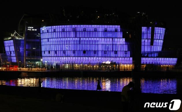 12일 오후 서울 한강 세빛섬이 방탄소년단(BTS) 데뷔 10주년을 맞이해 ARMY 상징색인 보랏빛 조명을 밝히고 있다. 2023.6.12/뉴스1 ⓒ News1 박세연 기자