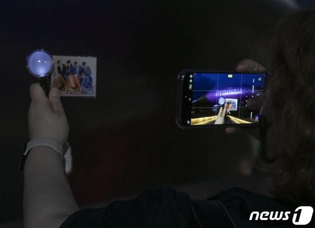 12일 오후 서울 중구 동대문디자인플라자(DDP)가 방탄소년단(BTS) 데뷔 10주년을 맞이해 팬클럽 아미(ARMY)의 상징색인 보랏빛 조명을 밝히고 있다. 2023.6.12/뉴스1 ⓒ News1 신웅수 기자