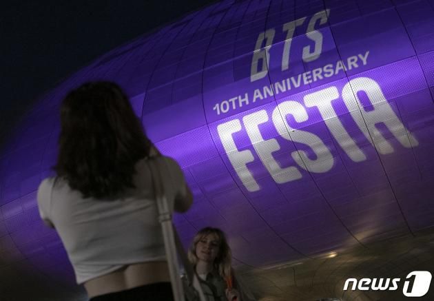 12일 오후 서울 중구 동대문디자인플라자(DDP)가 방탄소년단(BTS) 데뷔 10주년을 맞이해 팬클럽 아미(ARMY)의 상징색인 보랏빛 조명을 밝히고 있다. 2023.6.12/뉴스1 ⓒ News1 신웅수 기자