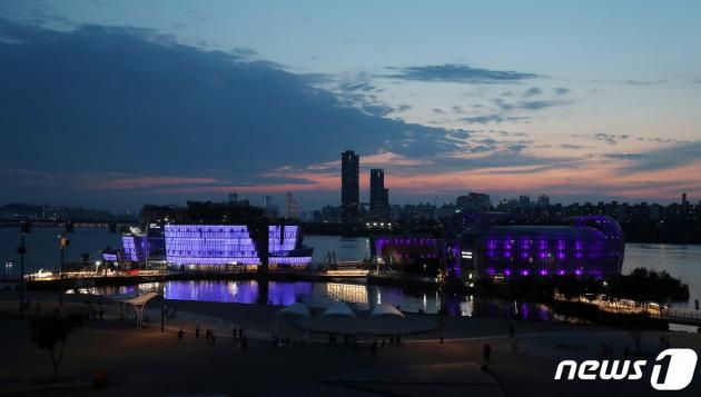 12일 오후 서울 한강 세빛섬이 방탄소년단(BTS) 데뷔 10주년을 맞이해 ARMY 상징색인 보랏빛 조명을 밝히고 있다. 2023.6.12/뉴스1 ⓒ News1 박세연 기자