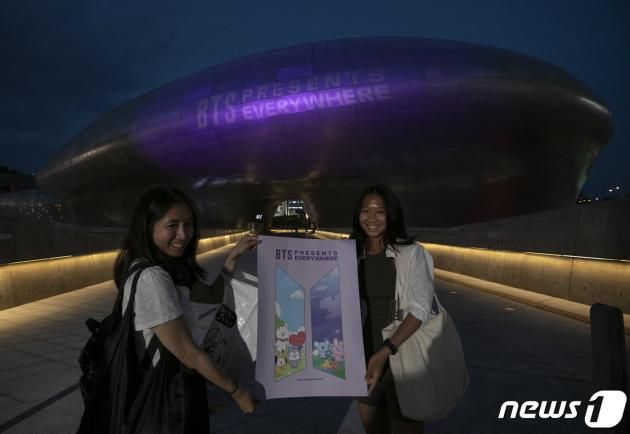 12일 오후 서울 중구 동대문디자인플라자(DDP)가 방탄소년단(BTS) 데뷔 10주년을 맞이해 팬클럽 아미(ARMY)의 상징색인 보랏빛 조명을 밝히고 있다. 2023.6.12/뉴스1 ⓒ News1 신웅수 기자