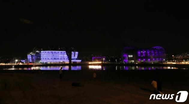 12일 오후 서울 한강 세빛섬이 방탄소년단(BTS) 데뷔 10주년을 맞이해 ARMY 상징색인 보랏빛 조명을 밝히고 있다. 2023.6.12/뉴스1 ⓒ News1 박세연 기자