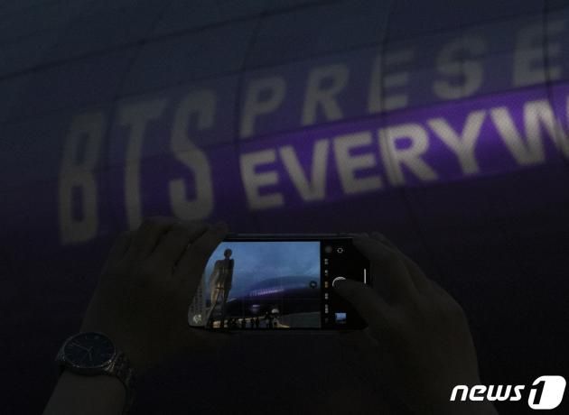 12일 오후 서울 중구 동대문디자인플라자(DDP)가 방탄소년단(BTS) 데뷔 10주년을 맞이해 팬클럽 아미(ARMY)의 상징색인 보랏빛 조명을 밝히고 있다. 2023.6.12/뉴스1 ⓒ News1 신웅수 기자